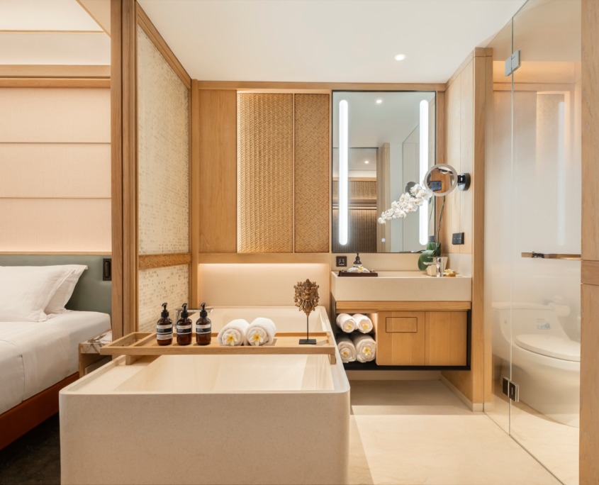 pool_family_suite_bathtub