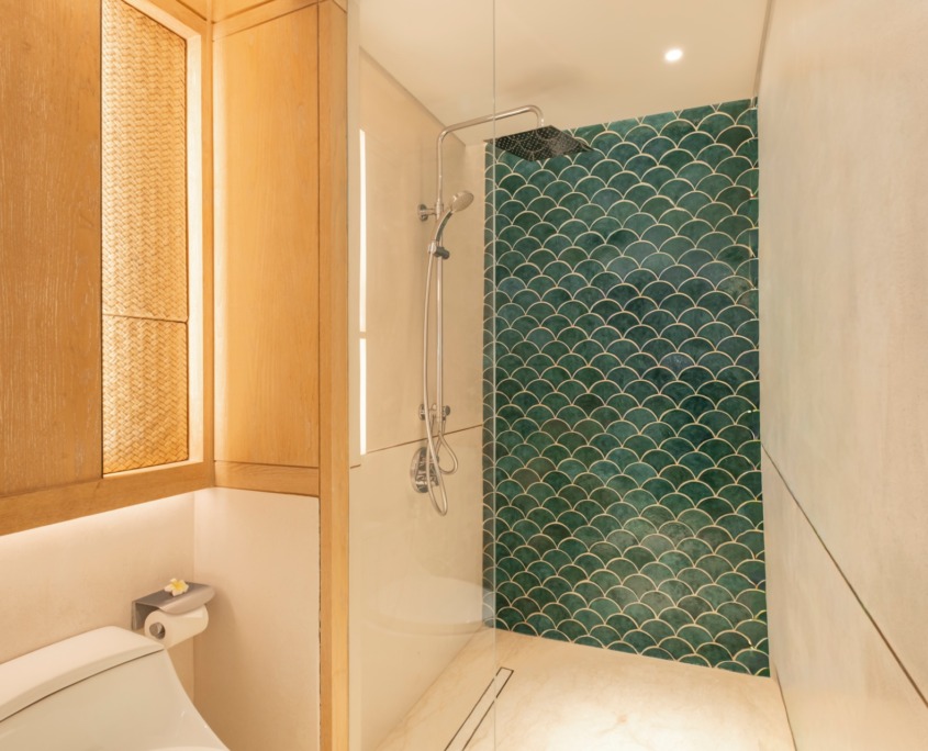 pool_family_suite_shower