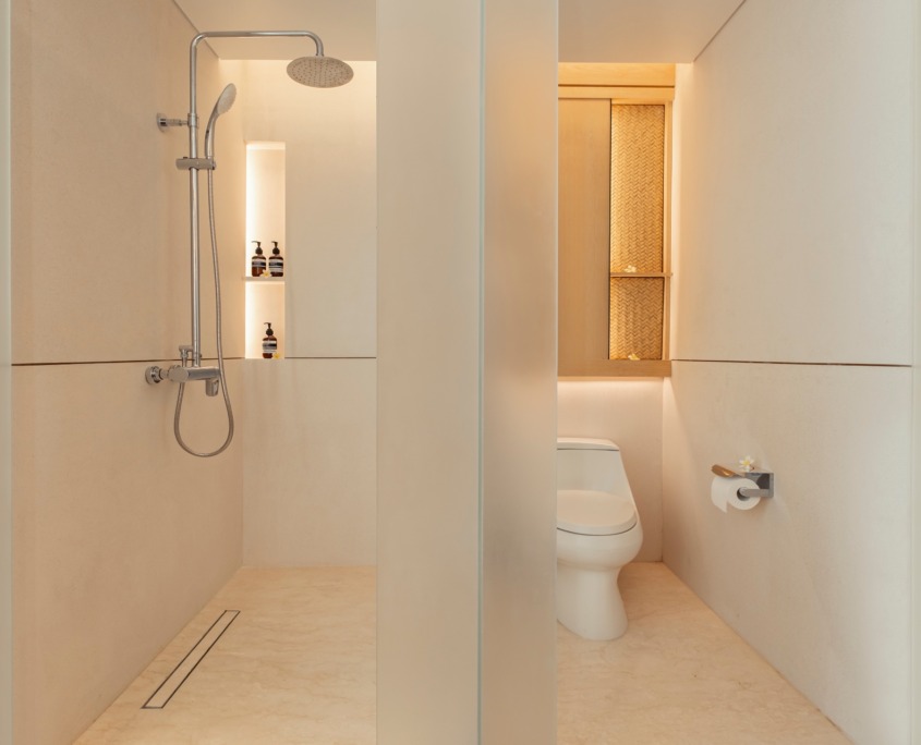 pool_family_suite_shower2